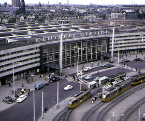 2001-2446 Gezicht op het Centraal Station en een deel van het Stationsplein vanaf het Groothandelsgebouw.