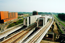 2001-2603 Gezicht op de Verlengde Calandlijn ( Beneluxlijn ) in aanleg met metrostation Tussenwater in Hoogvliet op de ...
