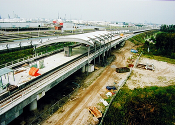 2001-2608 Gezicht op de Verlengde Calandlijn ( Beneluxlijn ) in aanleg met metrostation Pernis op de voorgrond. De foto ...