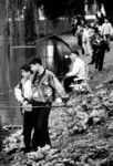 2001-895 Jongeren doen mee aan een viswedstrijd bij de Heemraadssingel