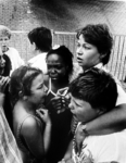 2001-903 Schoolkinderen die het brandende zwembad West zijn ontvlucht, worden buiten opgevangen