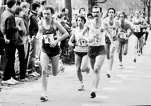 2001-909 De kopgroep van de Rotterdam Marathon op circa 35 kilometer, met onder meer Carlos Lopez (5), de uiteindelijke ...