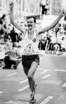2001-910 10 april 1983 Robert de Castella (2) wordt winnaar van de Rotterdam Marathon 1983.