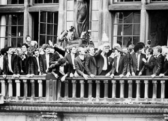 2001-912 De spelers van voetbalvereniging Feyenoord worden op het stadhuis gehuldigd na het behalen van het ...