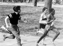 2001-919 Marathonloper Carlos Lopes (tweede van rechts) krijgt op de Prinsenlaan last van kramp. Links ...