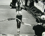 2001-920 Gidemas Shahanga uit Tanzania wint op de Coolsingel de marathon van Rotterdam