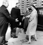 -1228 Album met foto’s van de ontvangst van koningin Elisabeth en prins Philip in Rotterdam, waarbij o.a. ...
