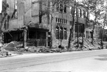 2002-1331 Restanten van gebouwen als gevolg van het Duitse bombardement van 14 mei 1940. Gezicht op de Noordblaak. De ...