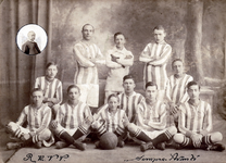 2002-1919 Groepsportret van de Rooms Katholieke voetbalvereniging Sempre Avante, met in de inzet een portret van een ...