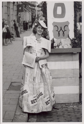 2002-1928-1-TM-2 Feestelijke versiering door dagblad het Parool in de Pleretstraat ter gelegenheid van Koninginnedag en ...