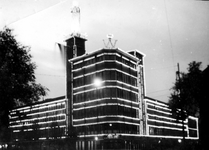 2002-1932 Feestelijke verlichting van gebouwen van papiergroothandel en -fabrieken van Cats aan de Goudsesingel ter ...