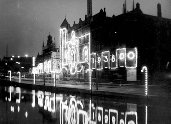 2002-1933 Feestelijke verlichting van gebouwen van het Rotterdams Nieuwsblad aan de Schiekade ter gelegenheid van het ...