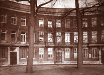 2002-1976 Gezicht op panden aan de Veerkade. Het middelste pand was tot 1908 het woonhuis van Mr. Marten Mees.