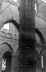 2002-2010 Het interieur van de verwoeste Sint-Laurenskerk, als gevolg van het Duitse bombardement van 14 mei 1940.