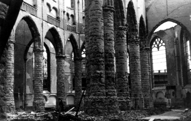 2003-1096 Gezicht in de verwoeste Sint-Laurenskerk als gevolg van het bombardement van 14 mei 1940. Het interieur van ...