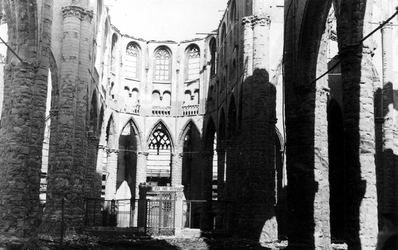 2003-1098 Gezicht in de verwoeste Sint-Laurenskerk als gevolg van het Duitse bombardement van 14 mei 1940. Het koorhek ...