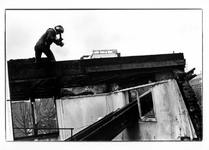 2003-701 Een man werkt met een hamer aan de sloop van Station Blaak.