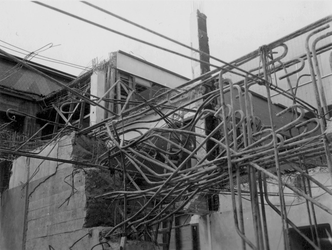 2003-72 Puinresten na het bombardement van 14 mei 1940. Gezicht in het Beursgebouw. Wapening van de vierendeelligger, ...