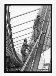 2003-730 Twee mannen werken aan de lichtreclame boven de megastores in winkelcentrum Alexandrium II.