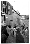 2003-763 In een straat in Rotterdam-Zuid, waar aan de renovatie van woningen wordt gewerkt, spelen enkele jongens met ...