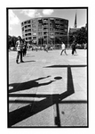 2003-767 Een groep jongens speelt basketbal op een plein.