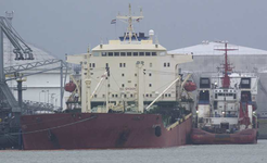 2004-1083 Olietanker Vicky is aangekomen in de 7e Petroleumhaven. De tanker is beschadigd ten gevolge van een aanvaring.