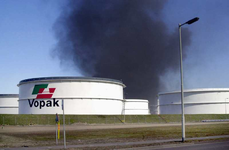 2004-1095 Brand bij Vopak aan de Moezelweg.