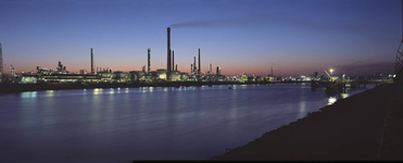 2004-1974 Shell Pernis aan de 2e Petroleumhaven. Serie van 4 opnamen.Van boven naar beneden:-1: panoramisch gezicht, op ...