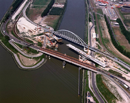 2004-1984 Luchtopname van het Hartelkanaal en de Dintelhaven met Dintelhavenbrug.