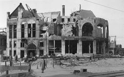 2004-323 Gezicht op de door het Duitse bombardement van 14 mei 1940 getroffen Hofplein met het verwoeste stationsgebouw ...