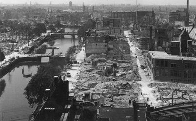 2004-340 Overzicht vanaf het Witte Huis: op de door het Duitse bombardement van 14 mei 1940 getroffen Wijnhaven en ...