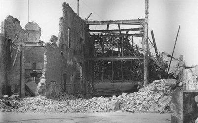 2004-342 Gezicht op de door het Duitse bombardement van 14 mei 1940 getroffen gebouw van het Rotterdamsch Nieuwsblad ...