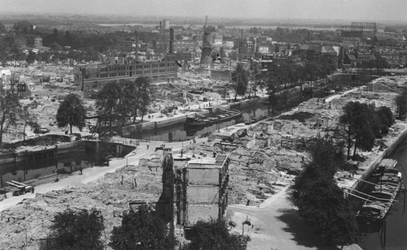 2004-350 Gezicht op de door het Duitse bombardement van 14 mei 1940 getroffen gebied bij de Nieuwehaven met de ...