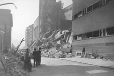 2004-471 Gezicht in de door het Duitse bombardement van 14 mei 1940 getroffen Baan en Gedempte Vest. Met de achterkant ...