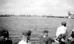 2004-495-13 Gezicht op de Waalhaven. .Met op de voorgrond een boot met Duitse militairen.