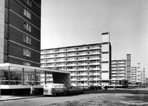 2004-5317 Gezicht op een aantal flats aan de Gijsinglaan.