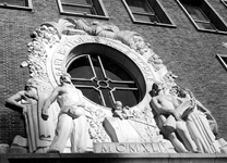 2004-5358 Bekroning beeldhouwwerk boven de hoofdingang van kantoorgebouw van Nationale-Nederlanden aan de Schiekade.