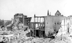 2004-543 Gezicht op de door het Duitse bombardement van 14 mei 1940 getroffen omgeving van de Gedempte Botersloot en ...
