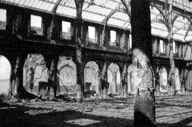2004-55-1 Gezicht in de door het Duitse bombardement van 14 mei 1940 getroffen interieur van de oude Beurs aan het ...