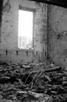 2004-55-10 Gezicht in de door het Duitse bombardement van 14 mei 1940 getroffen interieur van de oude Beurs aan het ...