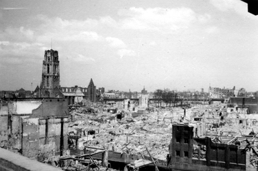 2004-55-3 Gezicht op de door het Duitse bombardement van 14 mei 1940 getroffen omgeving van de Hoogstraat, Steiger met ...