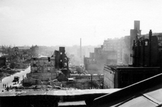 2004-55-8 De Leuvehaven westzijde en de Schiedamsedijk met door het bombardement van 14 mei 1940 verwoeste huizen en ...