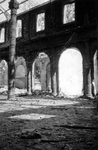 2004-55-9 Gezicht in de door het Duitse bombardement van 14 mei 1940 getroffen interieur van de oude Beurs aan het ...