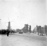 2004-560 Gezicht op de door het Duitse bombardement van 14 mei 1940 getroffen omgeving van het Oostplein met molen de ...