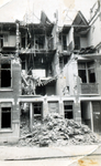 2004-565 Gezicht in de door het Duitse bombardement van 14 mei 1940 getroffen Vijverhofstraat met restant van pand, als ...