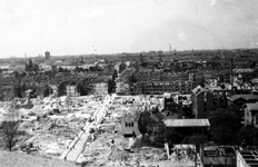 2004-567 Gezicht op de door het Duitse bombardement van14 mei 1940 getroffen omgeving van de Binnenweg met verwoeste ...