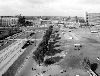 2004-5877 Vergezicht vanaf het Rijnhotel op het Kruisplein en het Stationsplein.