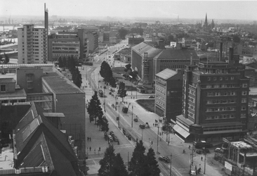 2004-5964 Overzicht op de Coolsingel in de richting van de Schiedamsesingel gezien vanaf het Stadhuis.