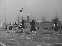 2004-6106 Leerlingen van de kweekschool Sint-Lucia aan het korfballen op een parkeerterrein bij de Karel Doormanstraat. ...