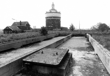 2004-6284 De Honingerdijk met watertoren van de Drinkwaterleiding Rotterdam.